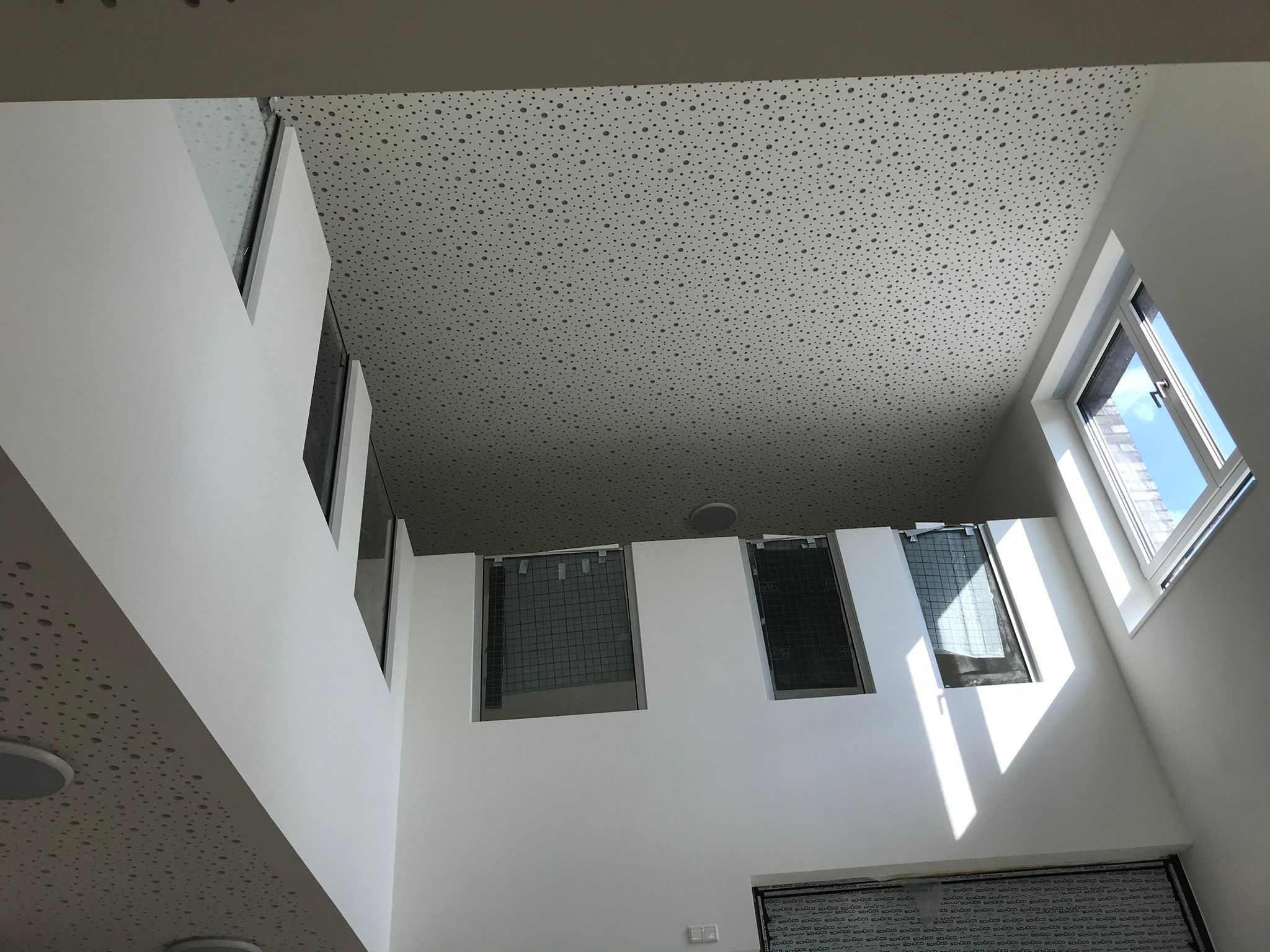 Akustische Deckenverkleidung und offene Galerie