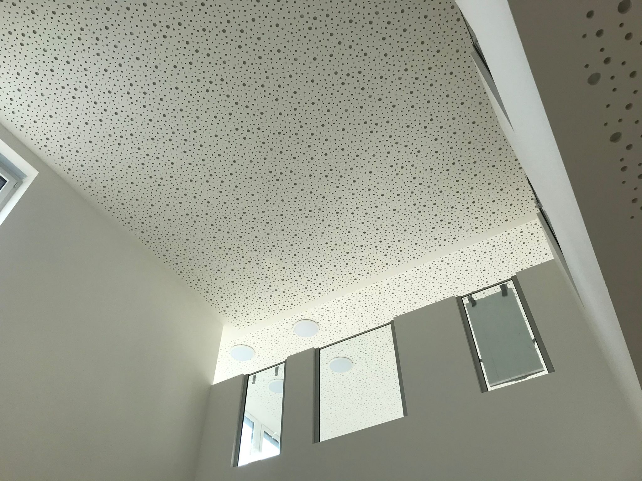 Akustikdecke in hellem, modernen Treppenhaus