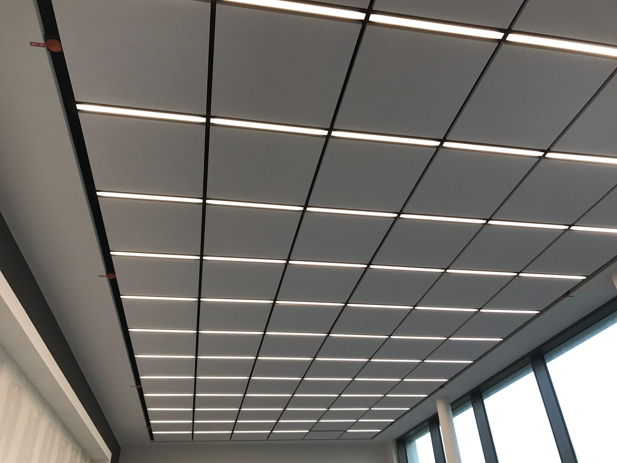 Rasterdecke mit integrierter LED-Linienbeleuchtung