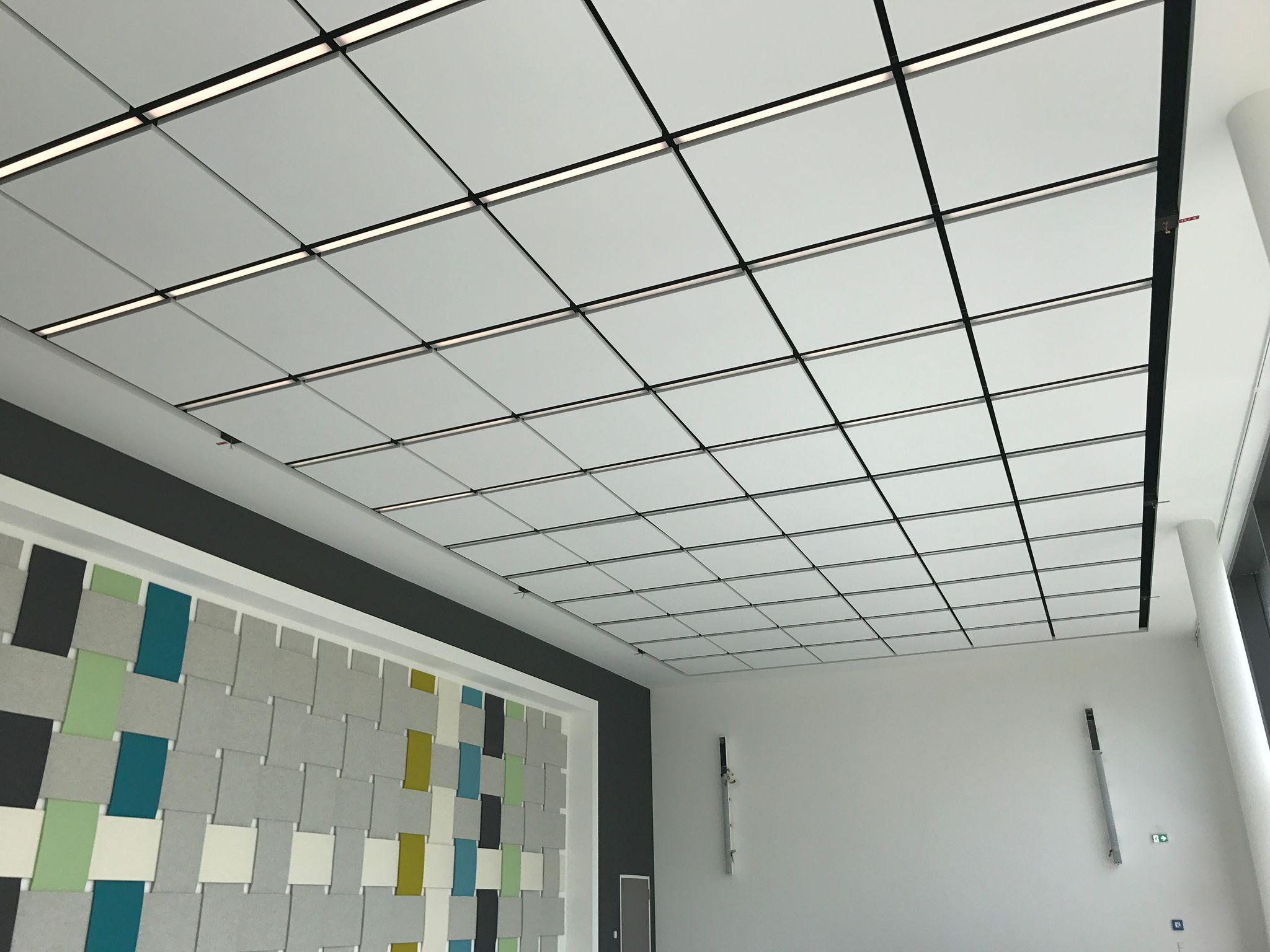 Rasterdecke mit LED-Lichtbändern in Gewerberäumen