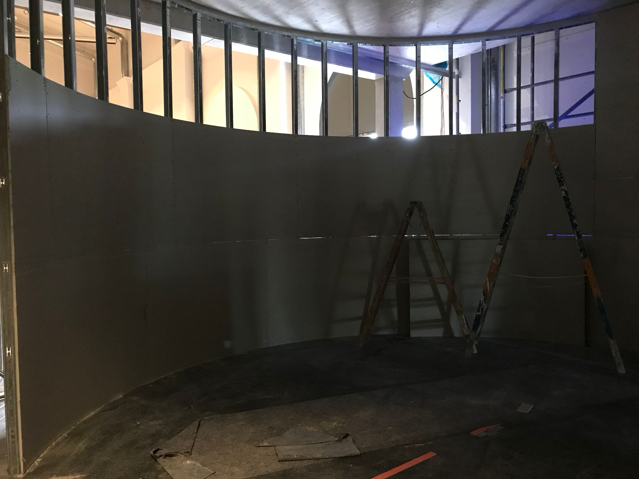 Gebogene Trockenbauwand fertig beplankt
